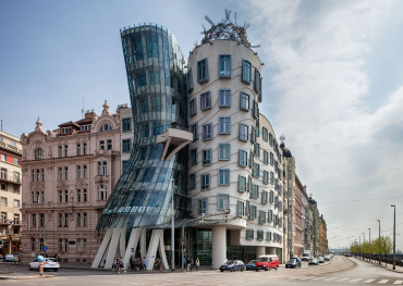 dancing house - yollarda-bul-beni-GgFAH